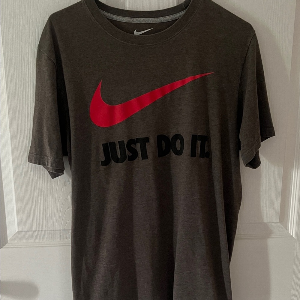 Nike Men's brown Tee with Red Swoosh Sz med